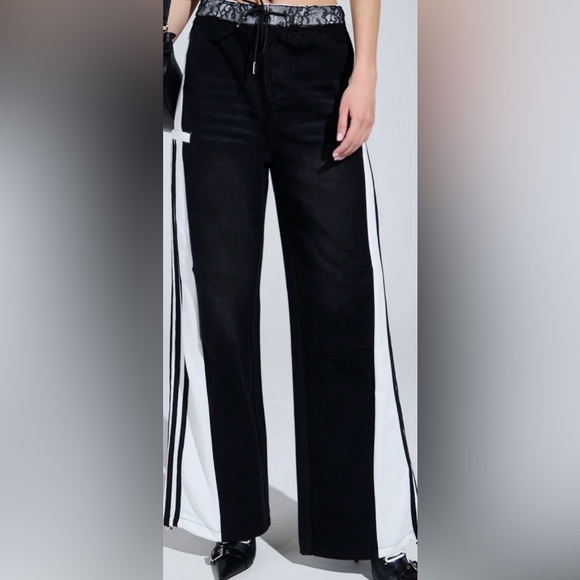 AKIRA Pants - Nwt AKIRA Women's Black and White Striped track and denim pant Joggers size XL